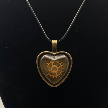 Collier cabochon coeur engrenage doré
