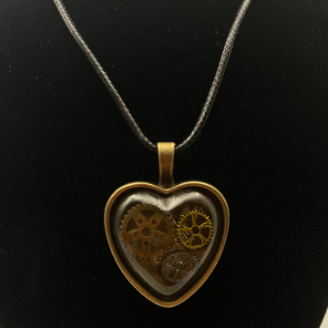 Collier cabochon coeur engrenages