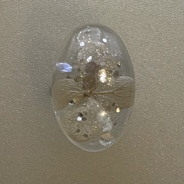 Bague grand ovale fleur séchée blanche et paillettes argent