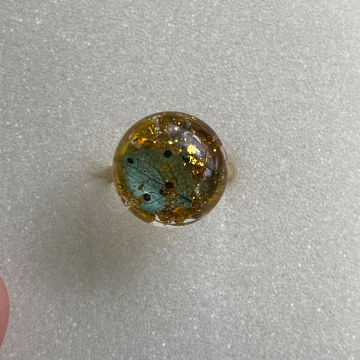 Bague ronde feuille séchée et paillettes dorées