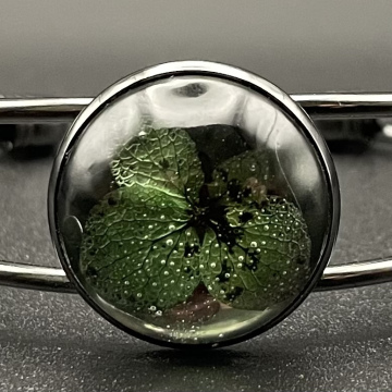 Bracelet jonc cabochon fleur séchée 