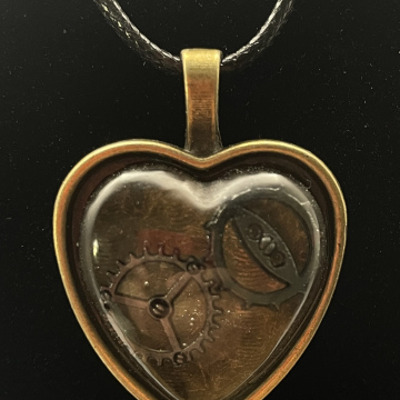 Collier cabochon coeur engrenages noirs
