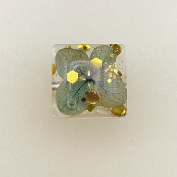 Bague carrée fleur séchée verte et paillettes dorées