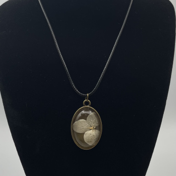 Collier cabochon petit ovale fleur blanche