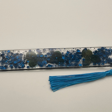 Marque-page fleurs séchées et paillettes bleues