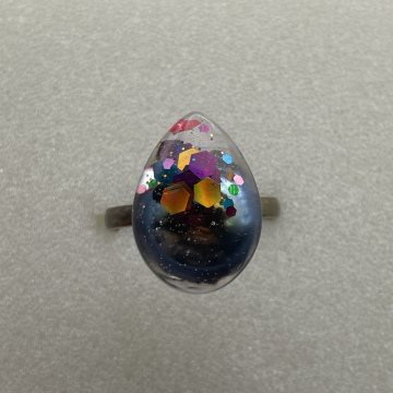 Bague petite goutte paillettes et demi-perle multicolores