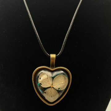 Collier cabochon coeur fleur blanche et paillettes