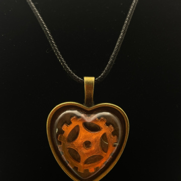 Collier cabochon coeur engrenage or rose