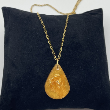 Collier goutte feuilles métallisées dorées