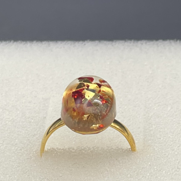 Bague petit ovale feuilles métallisées rouges et dorées